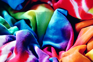 Farbenfrohe Muster durch Tie-Dye. © Sharon McCutcheon über Unsplash