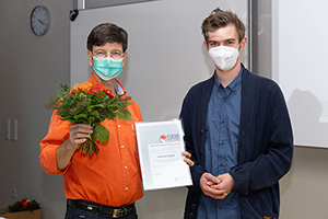 Prof. Dr. Andreas Koch ehrte Sebastian Maisel (rechts)