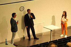 Andreas Bieswanger (links) und Prof. Dr. Alexander W. Roos ordneten das Jubiläum ein