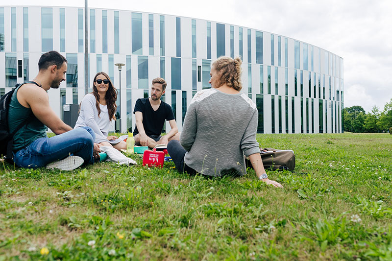 Studierende vor HdM