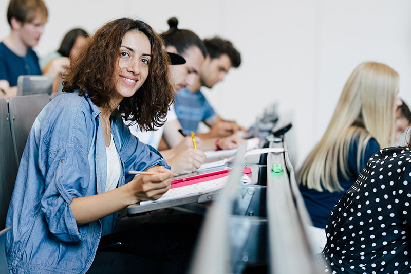 Studentin im Hörsaal