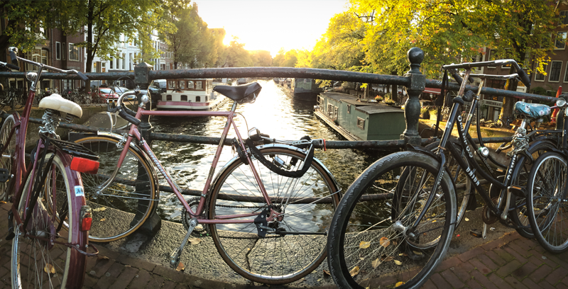 Aufnahme von Fahrrädern auf einer Brücke über einem Kanal in Amsterdam.
