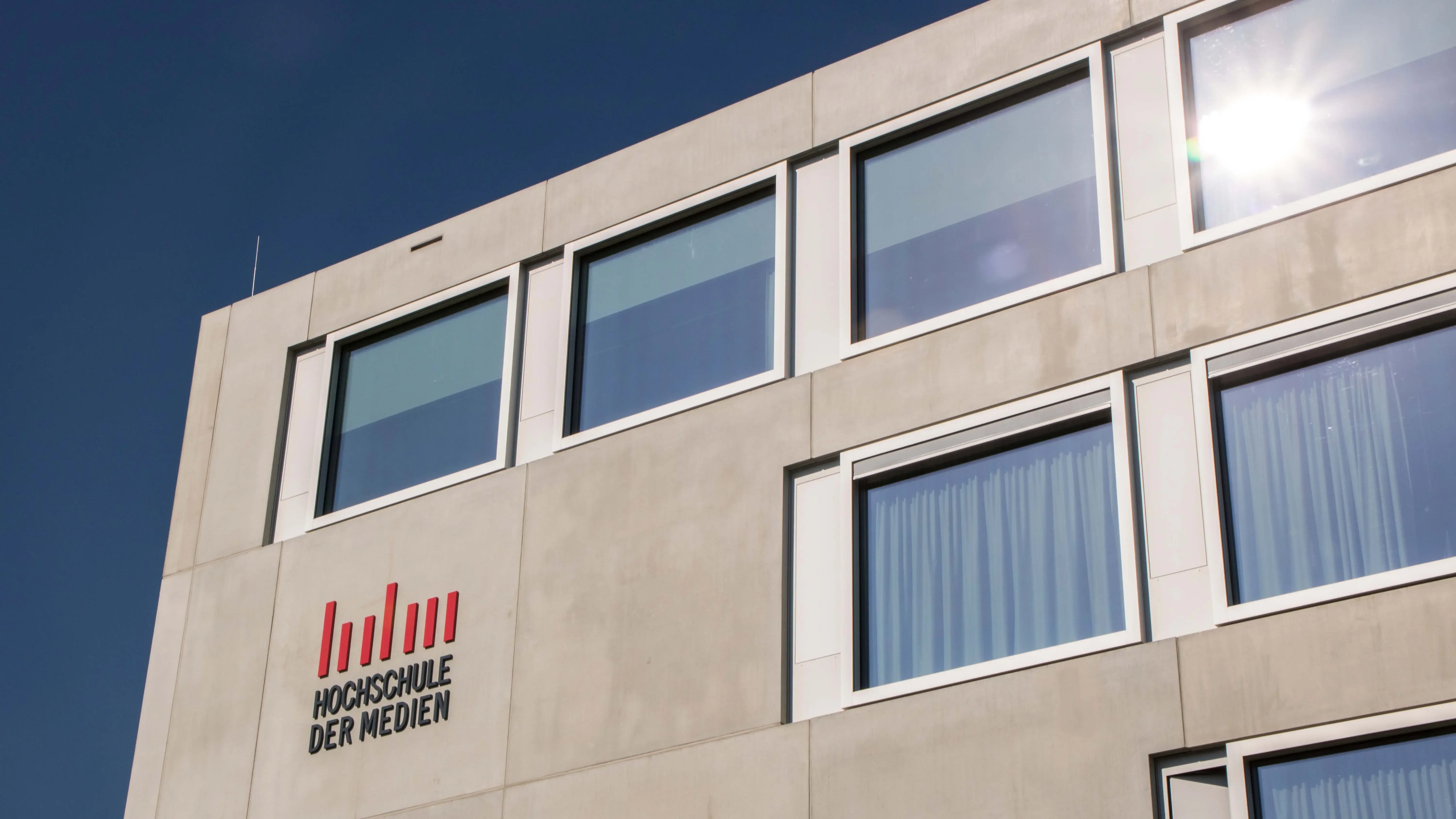 Der sogenannte Würfel, ein Nebengebäude der Hochschule der Medien.