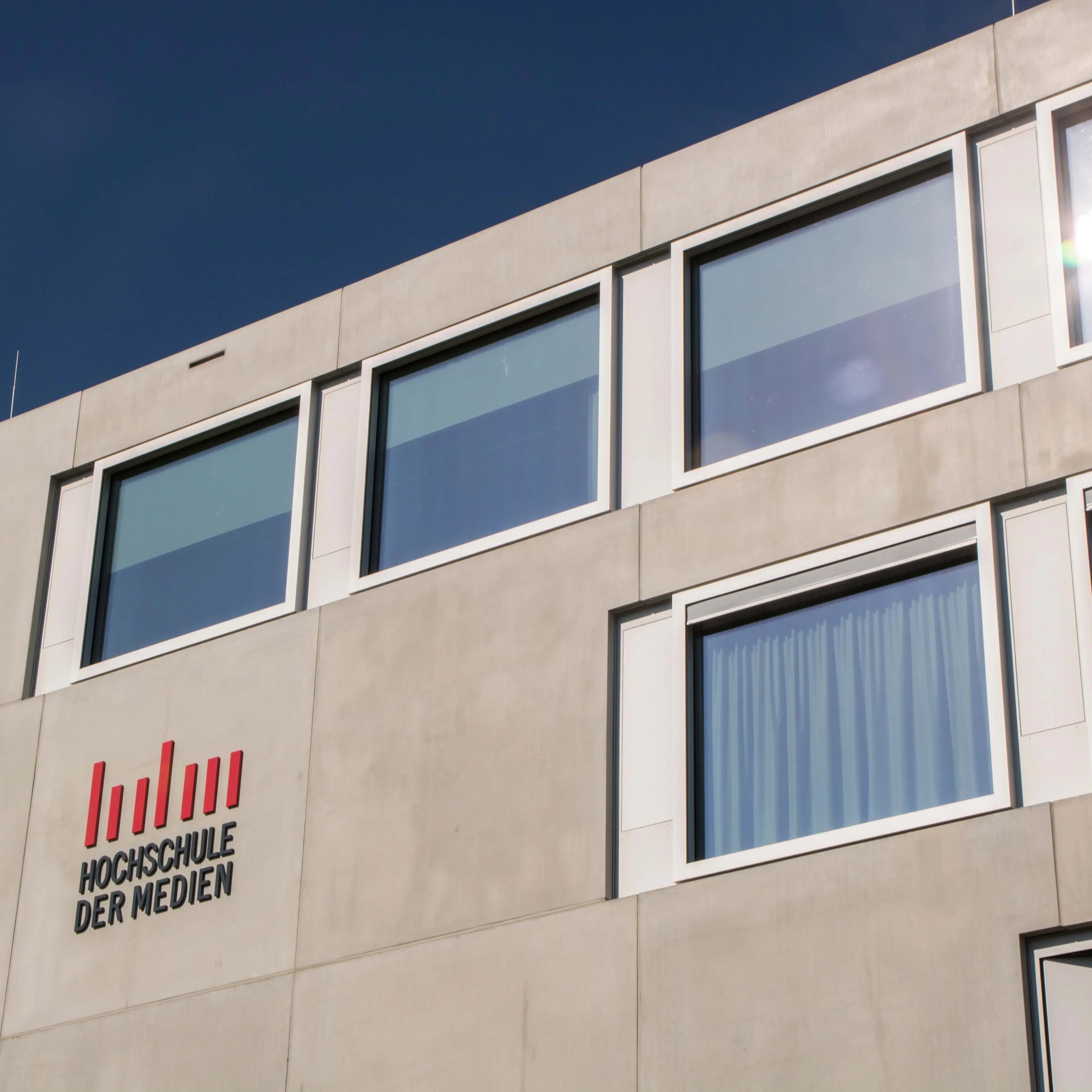 Der sogenannte Würfel, ein Nebengebäude der Hochschule der Medien.