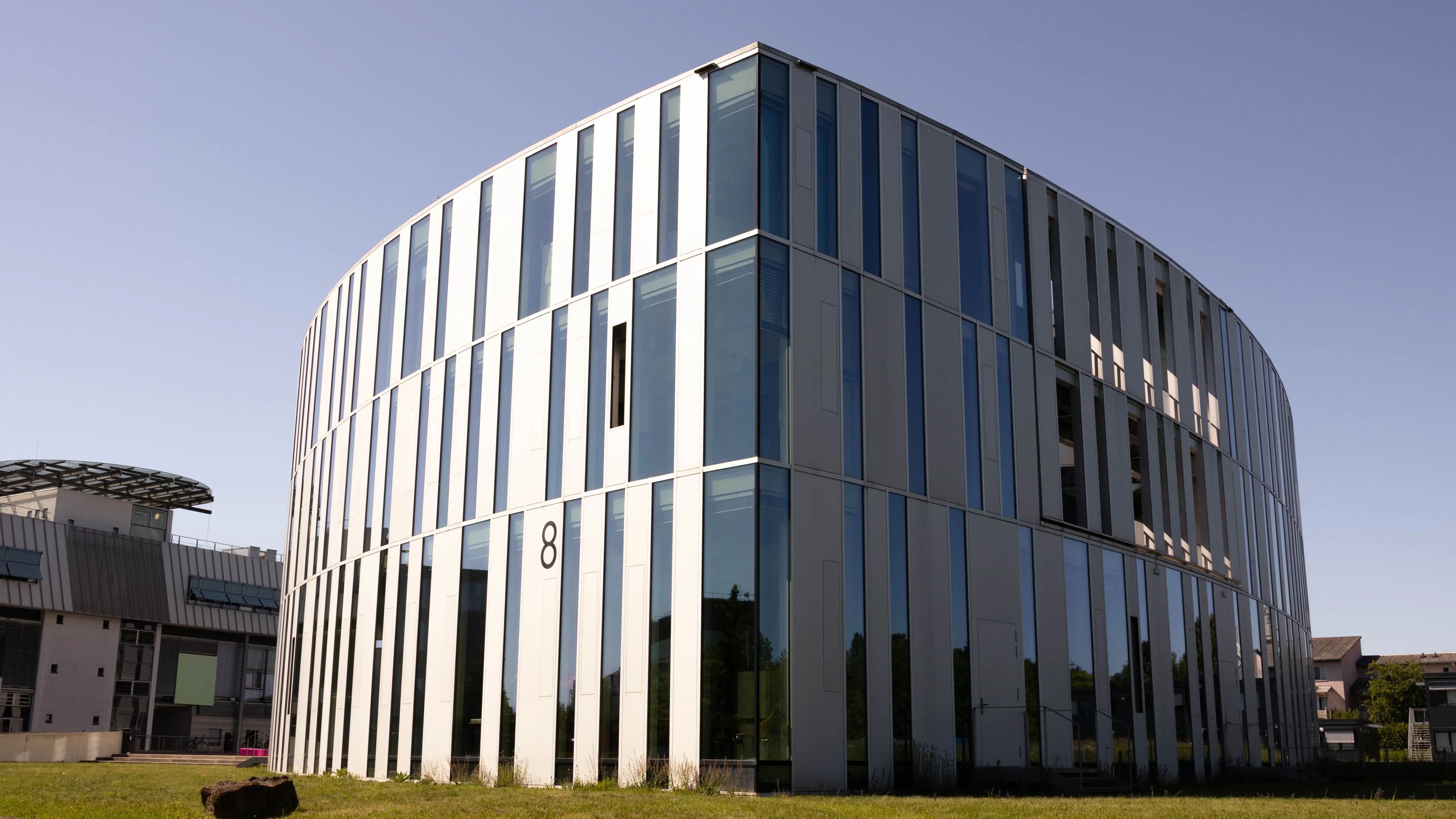 The so-called Zitonenschnitz, an annex of the Media University, houses the library, lecture halls, and seating areas for students.
