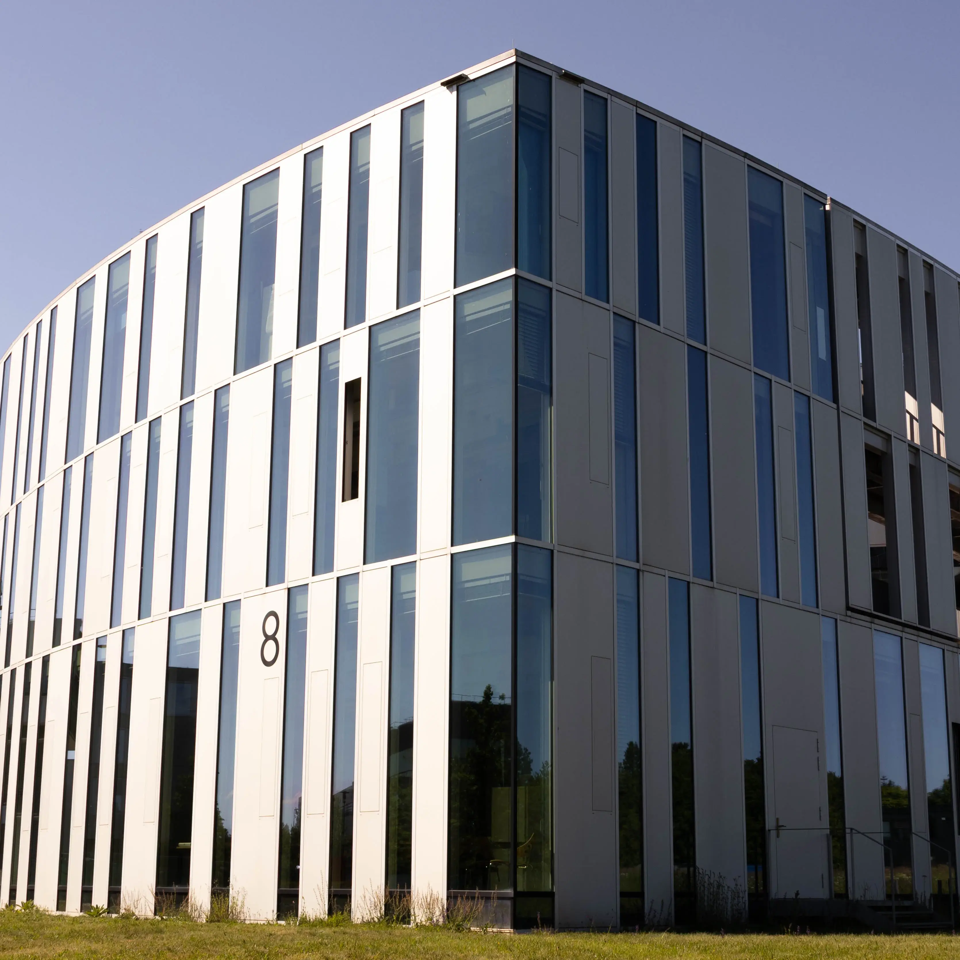 The so-called Zitonenschnitz, an annex of the Media University, houses the library, lecture halls, and seating areas for students.