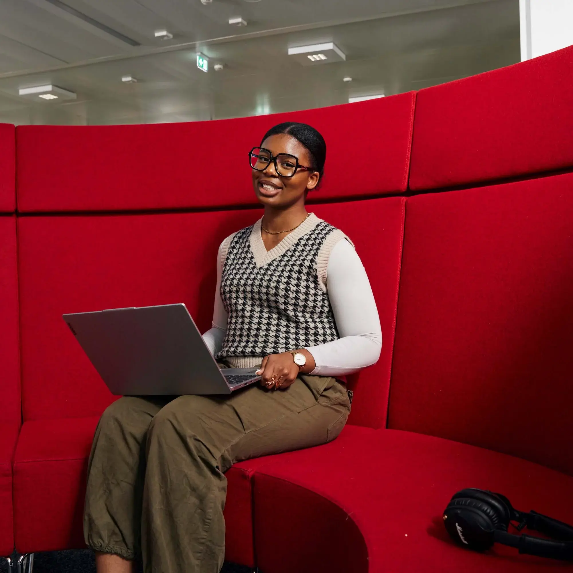 A student studying in the learning environment of the Hochschule der Medien..