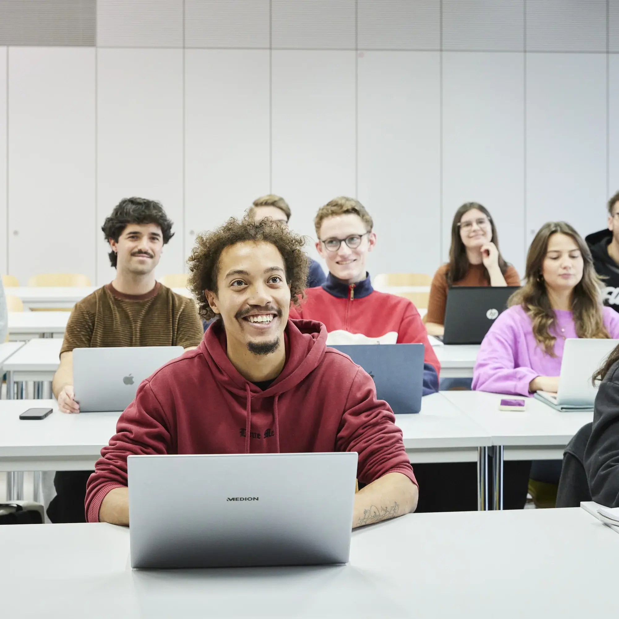 Studierende in der Vorlesung aus der Perspektive des Professors.