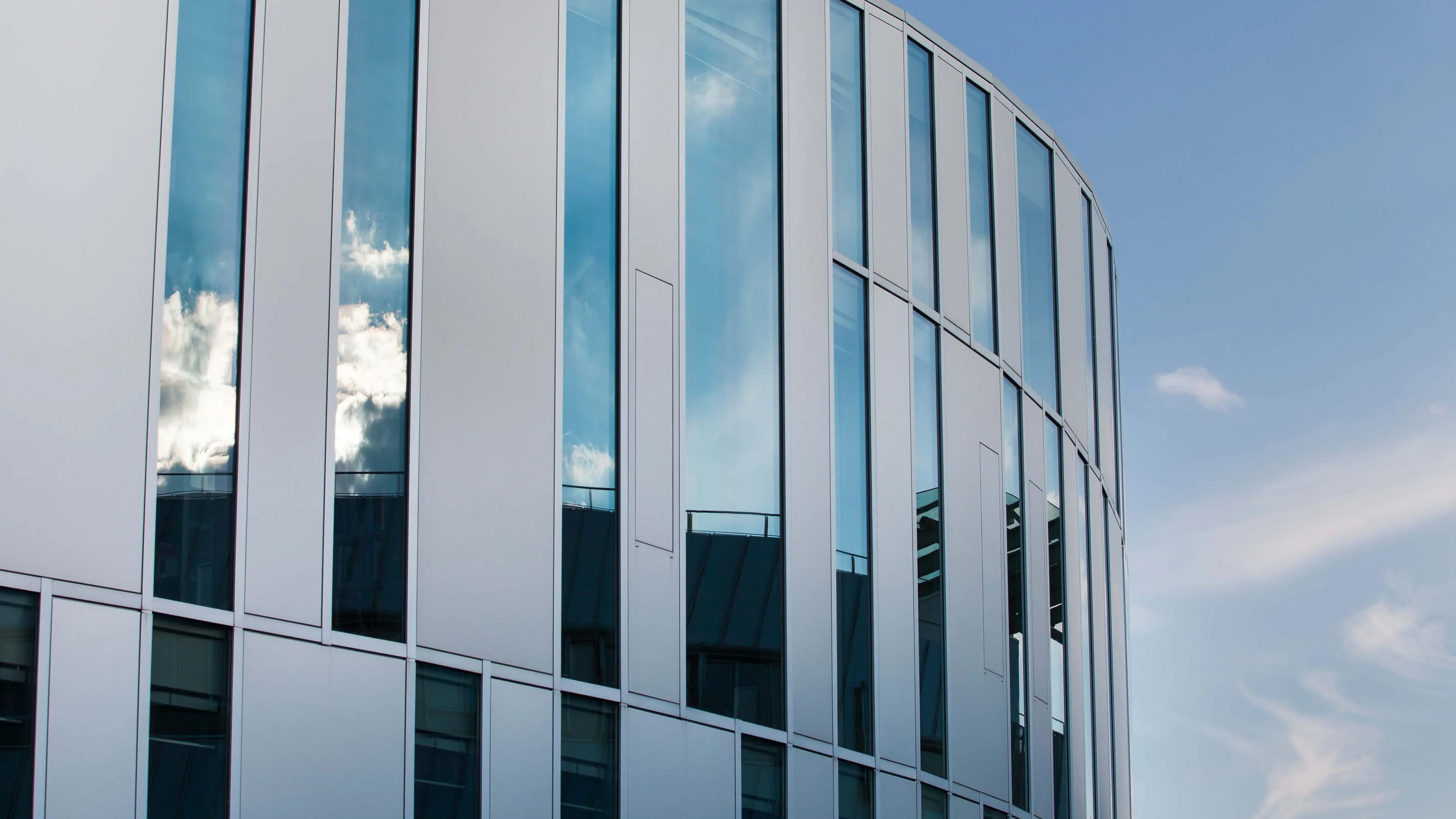 Der sogenannte Zitonenschnitz, ein Nebengebäude der Hochschule der Medien enthält die Bibliothek, Vorlesungssäle und Sitzgelegenheiten für Studierende.