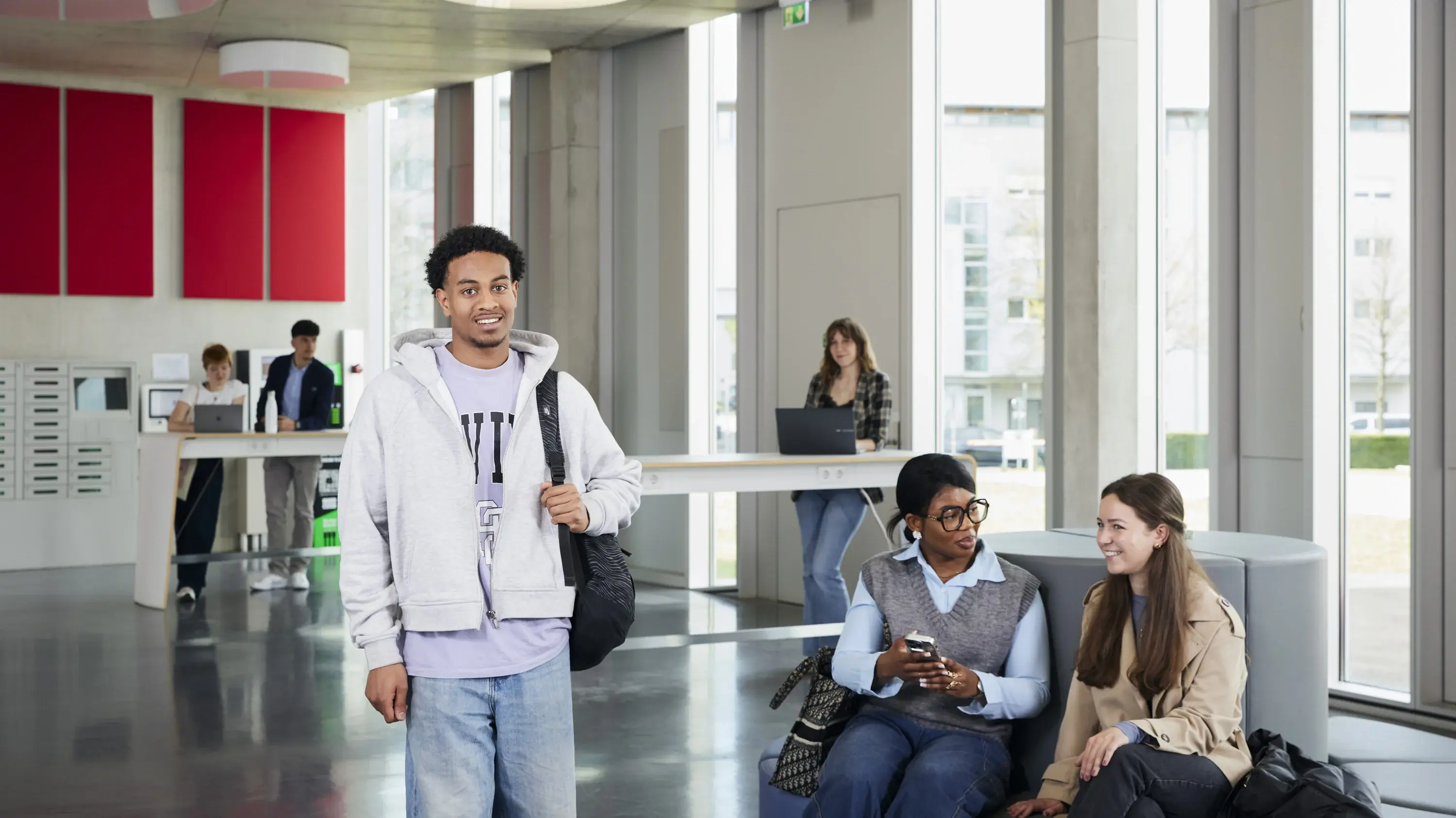 Studierende auf den Gängen des HdM-Campus.