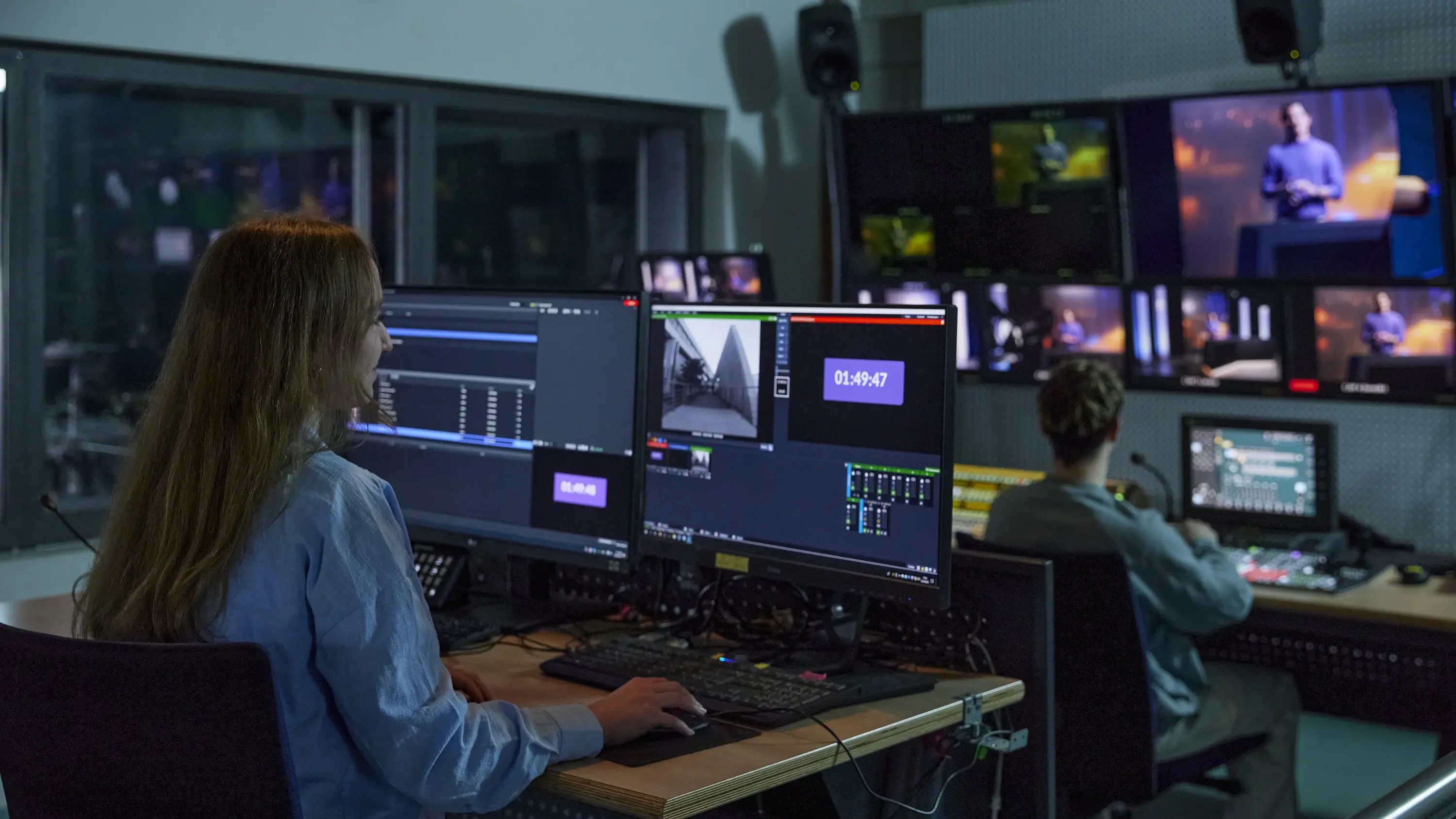 A student working in the technical room of the HdM television studio.