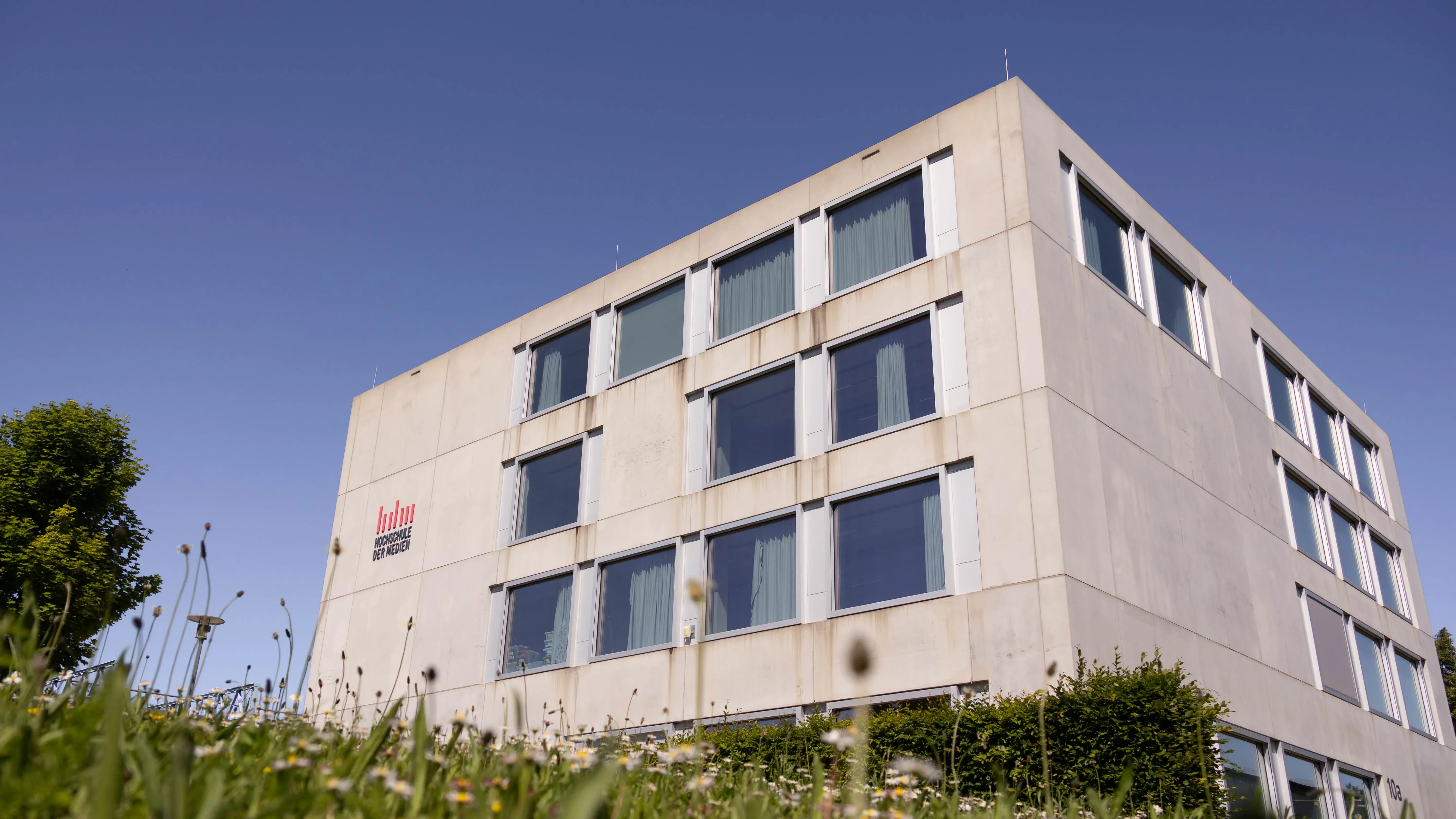 The so-called cube, an annex building of the University of Media.
