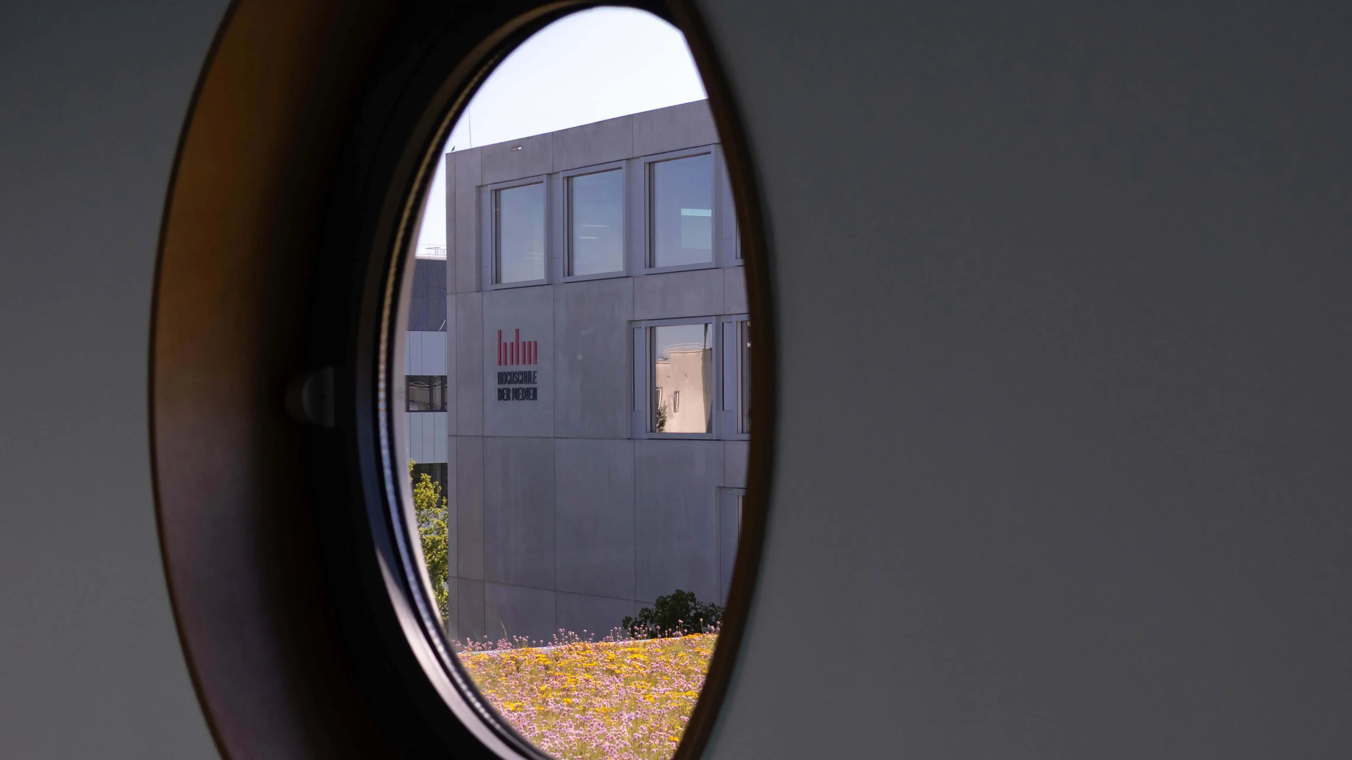 The so-called cube, an annex building of the University of Media.