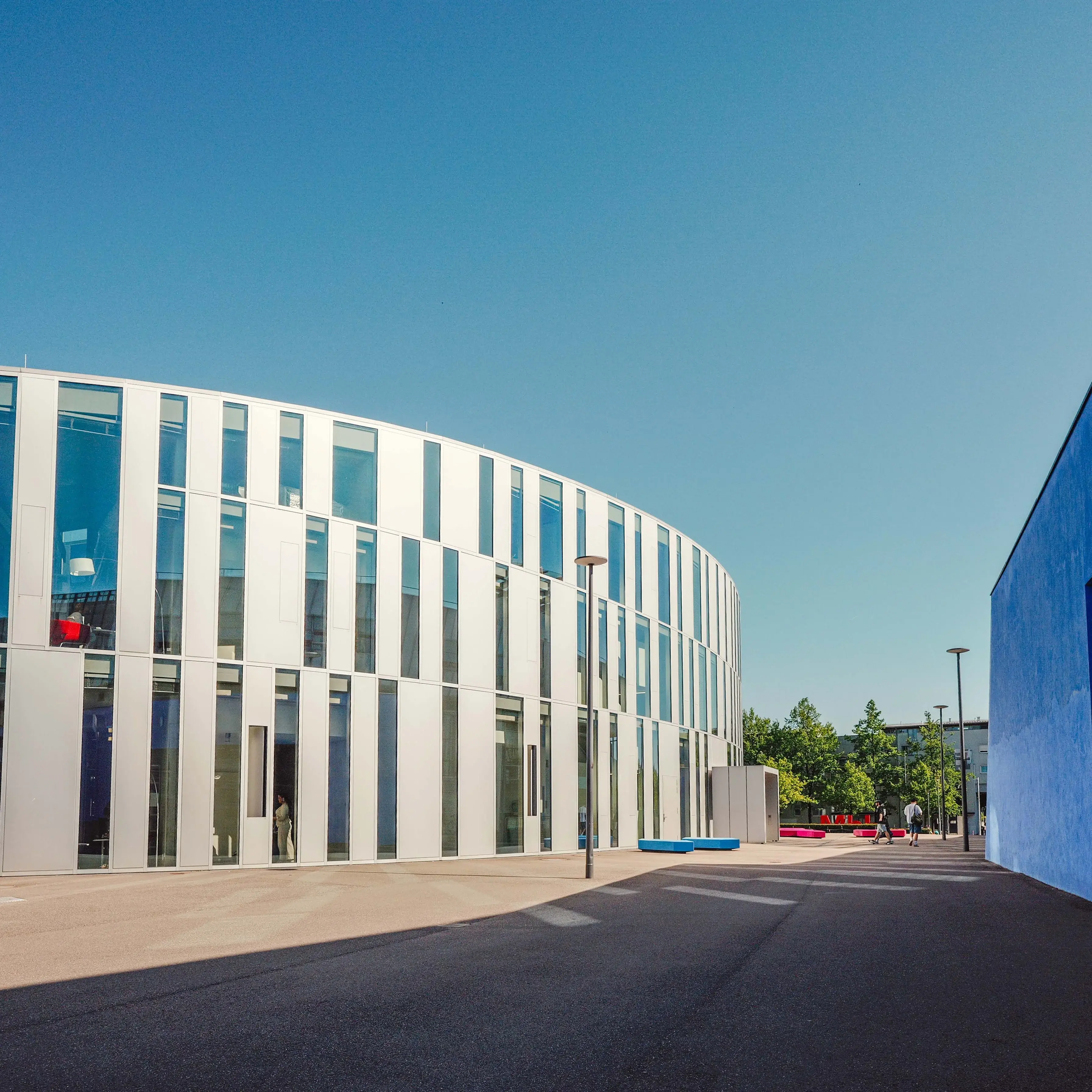 The so-called Zitonenschnitz, an annex of the Media University, houses the library, lecture halls, and seating areas for students.