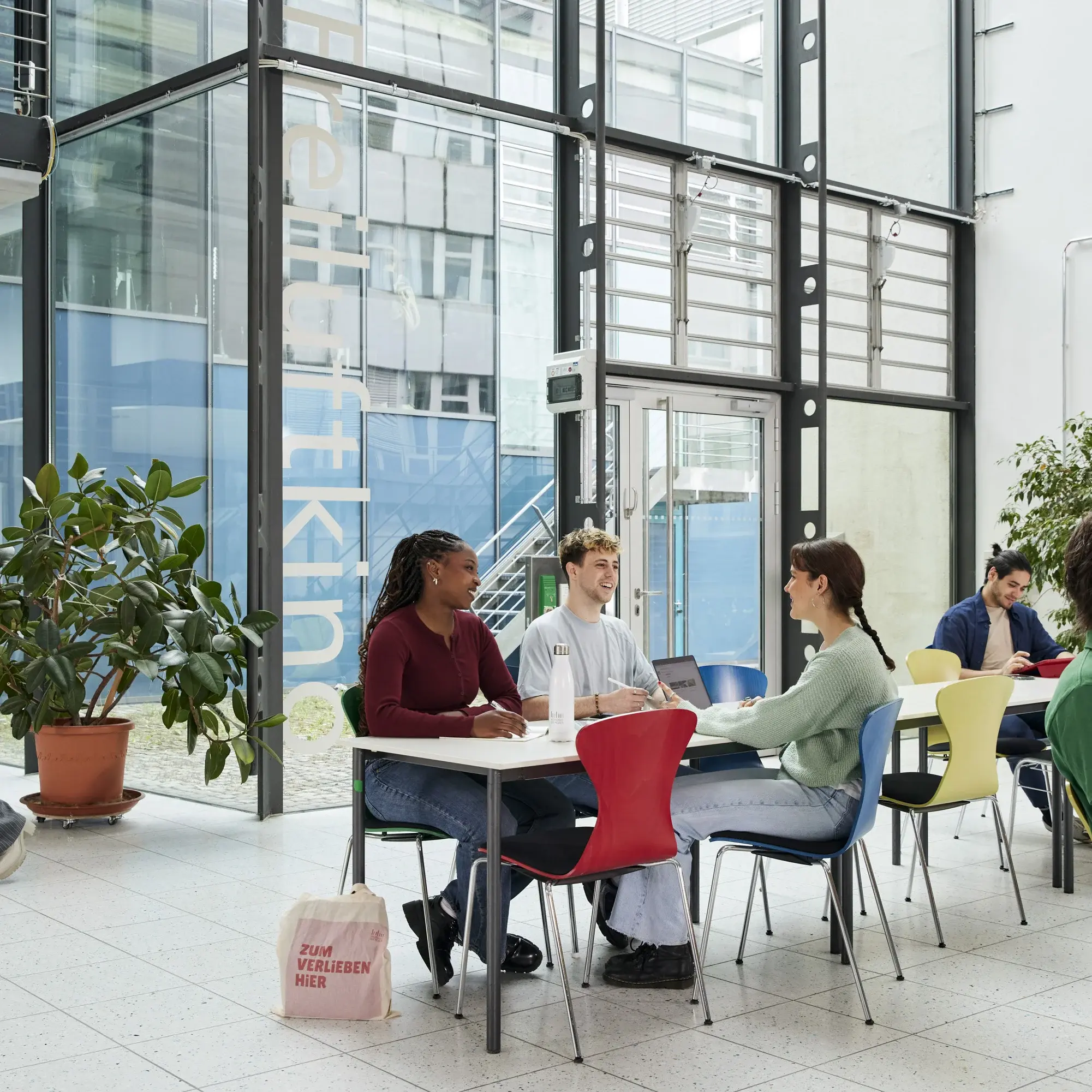 Studierende lernen und arbeiten gemeinsam an der Lernbar.
