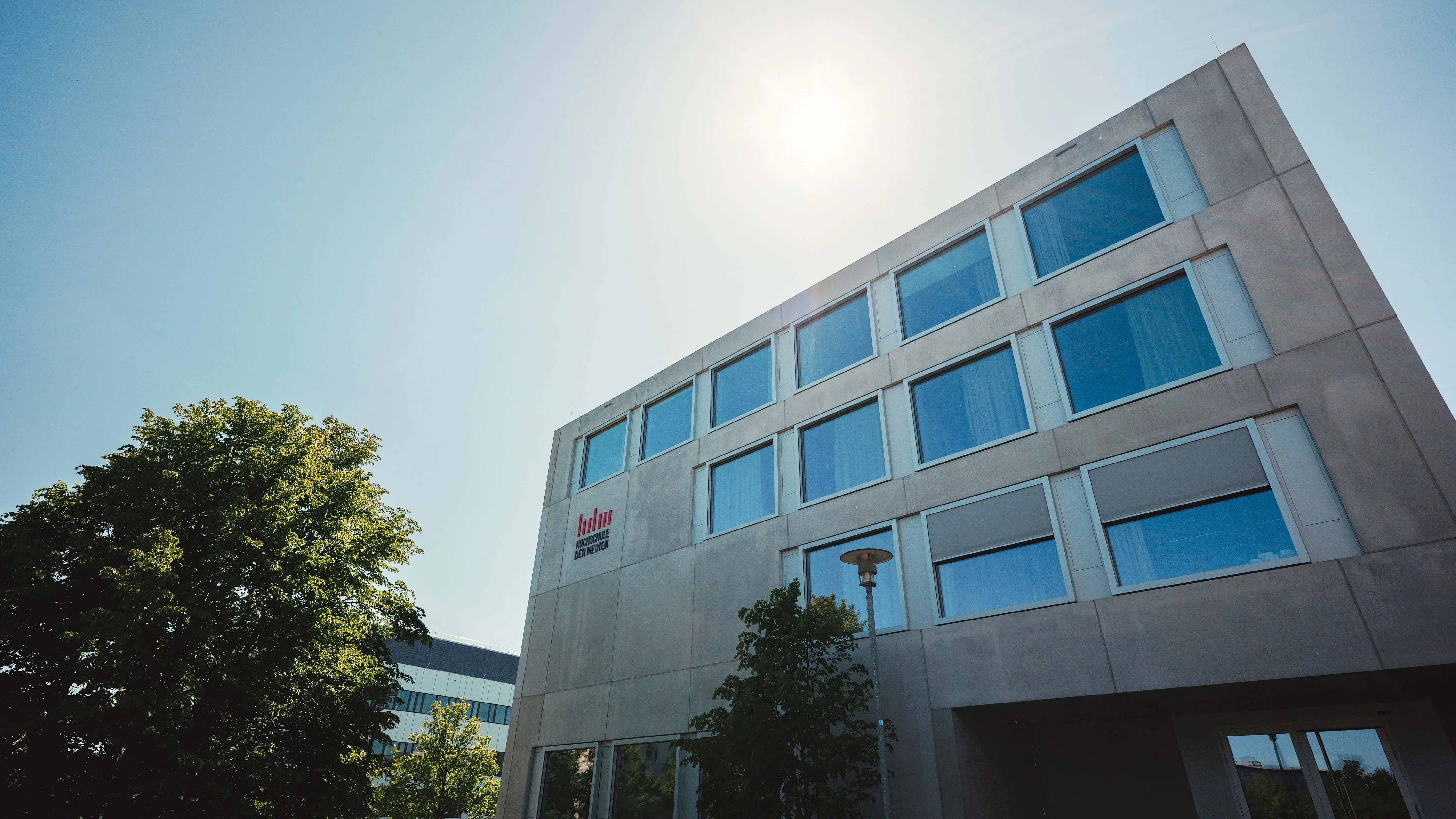 Der sogenannte Würfel, ein Nebengebäude der Hochschule der Medien.