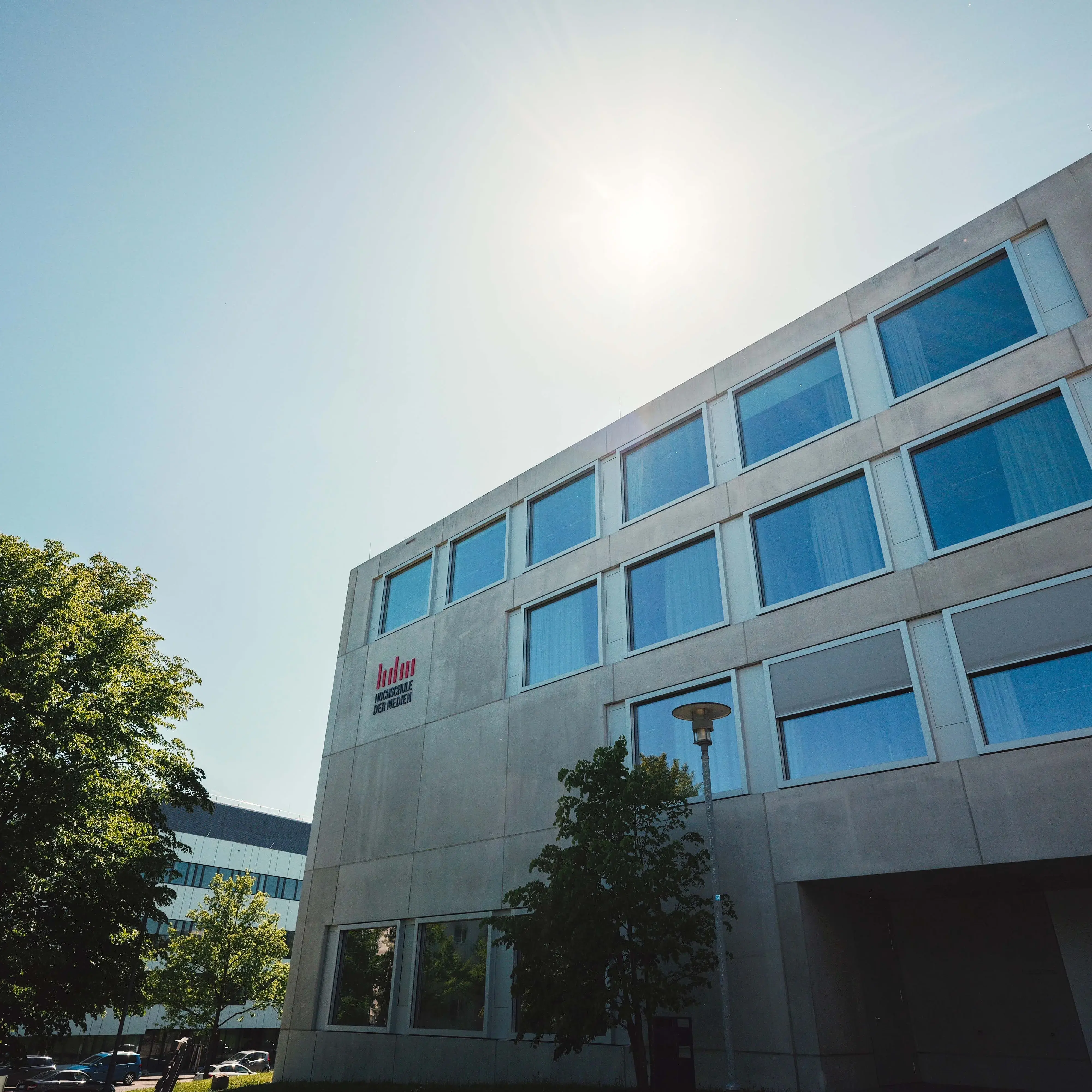 Der sogenannte Würfel, ein Nebengebäude der Hochschule der Medien.
