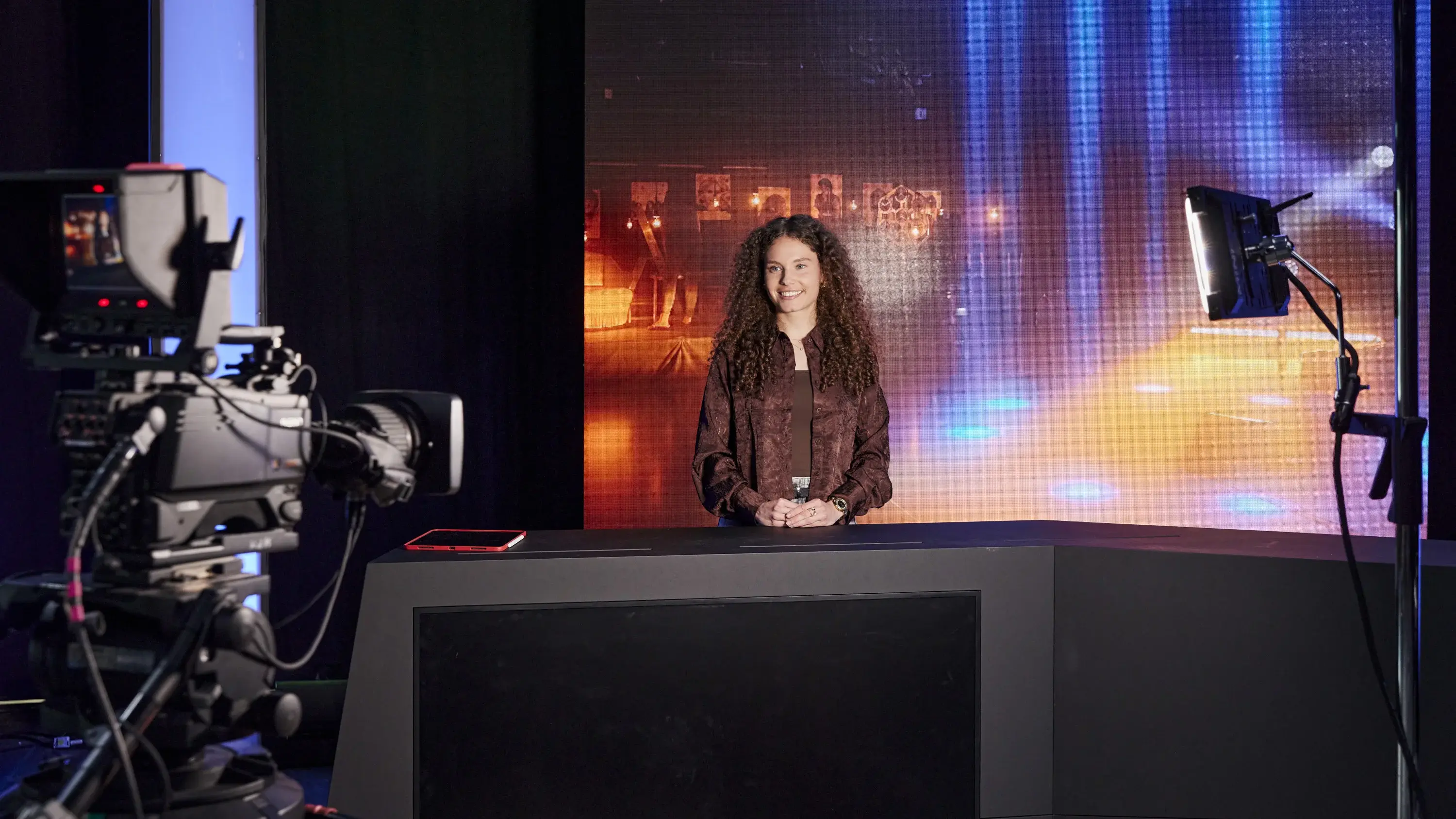 A student's presentation is being recorded in the HdM television studio.