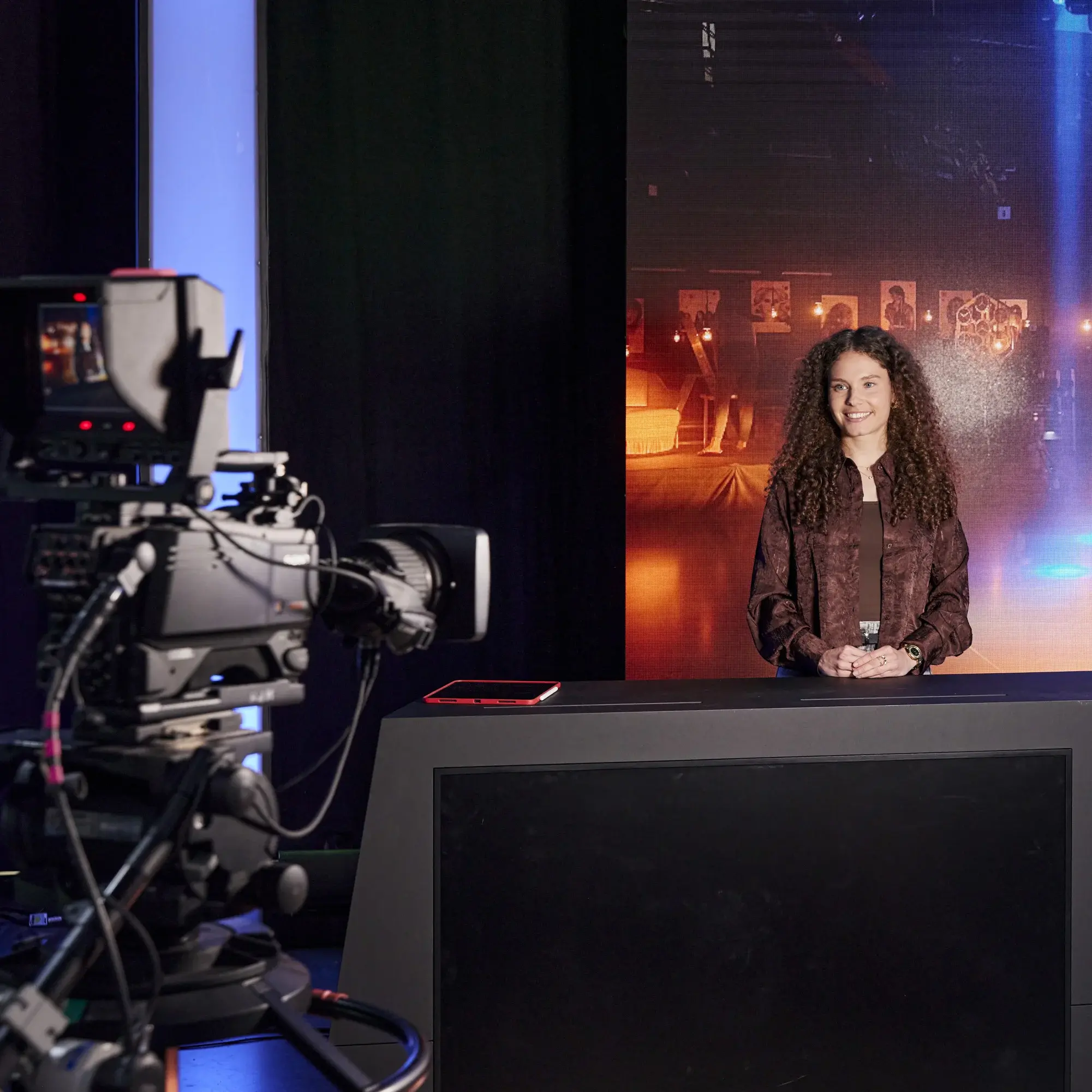 A student's presentation is being recorded in the HdM television studio.
