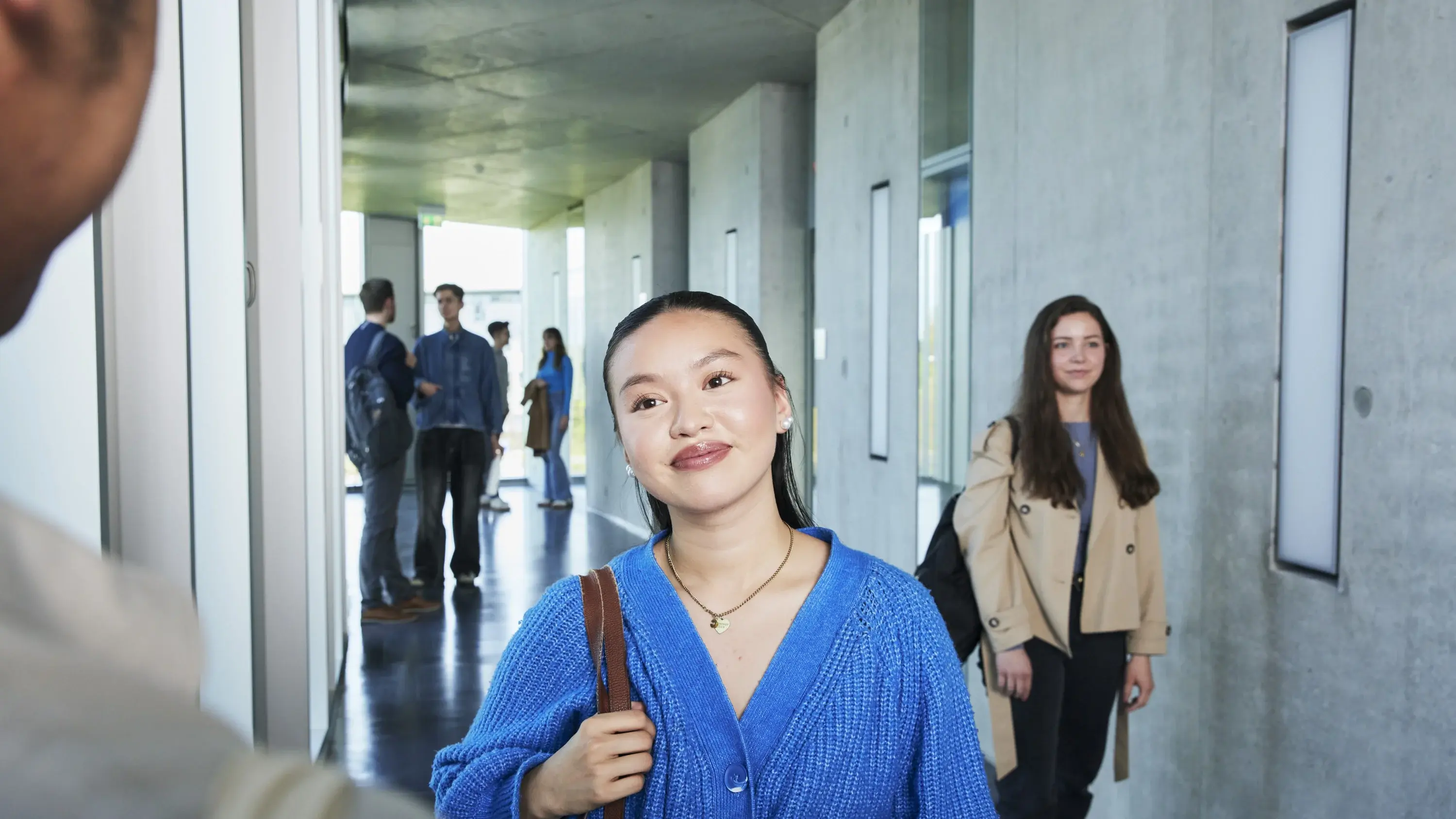 Students walking through the corridors of the Hochschule der Medien..