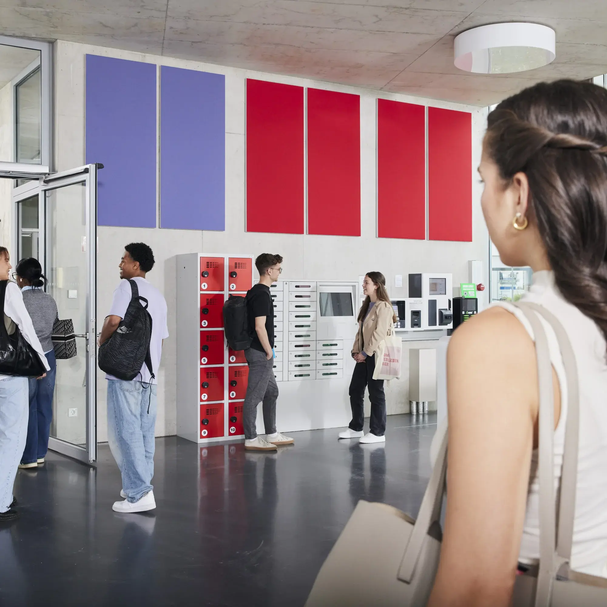 Studierende unterwegs auf den Gängen der Hochschule der Medien.