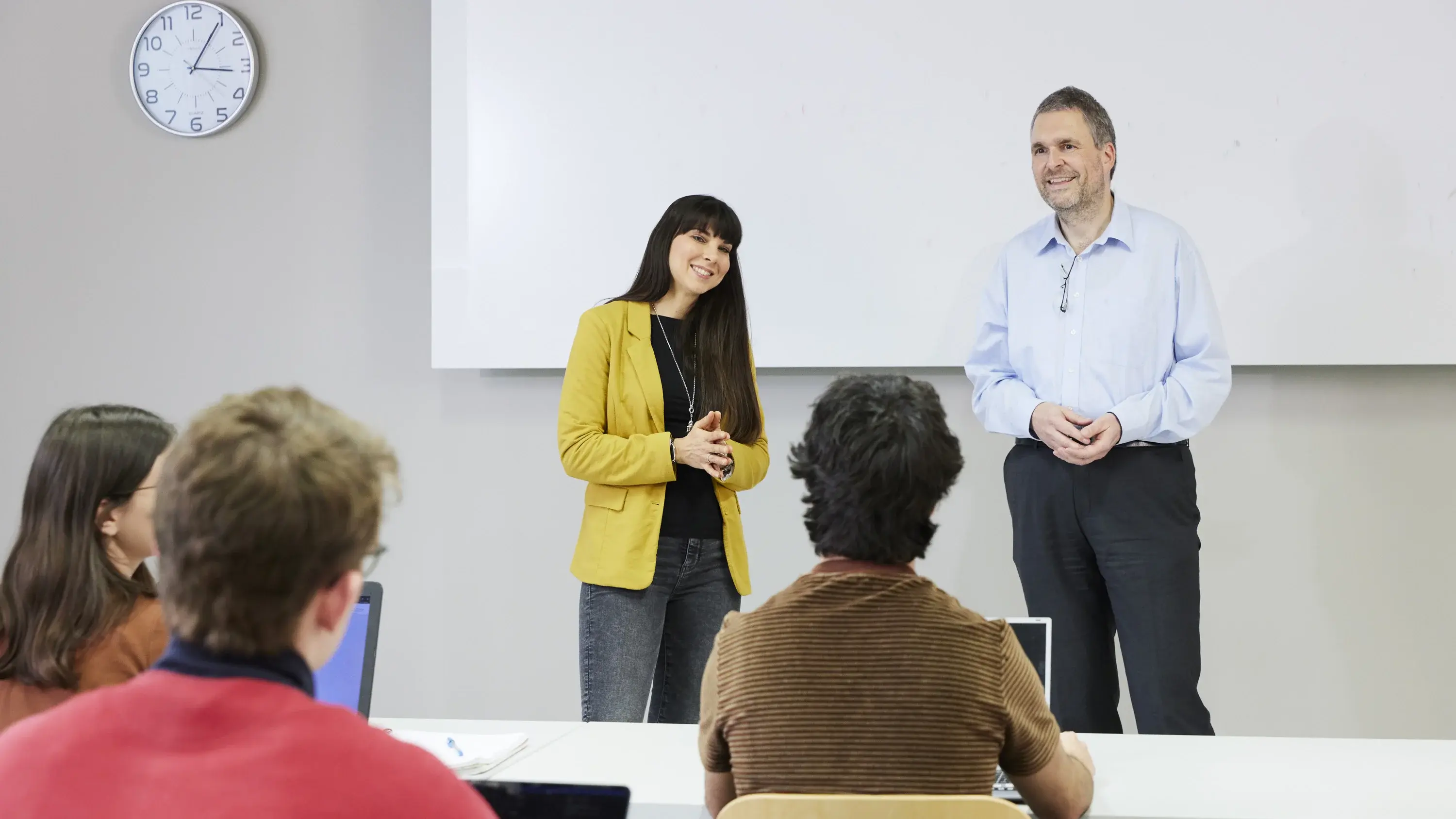 Zwei Professoren lehren in der Vorlesung.
