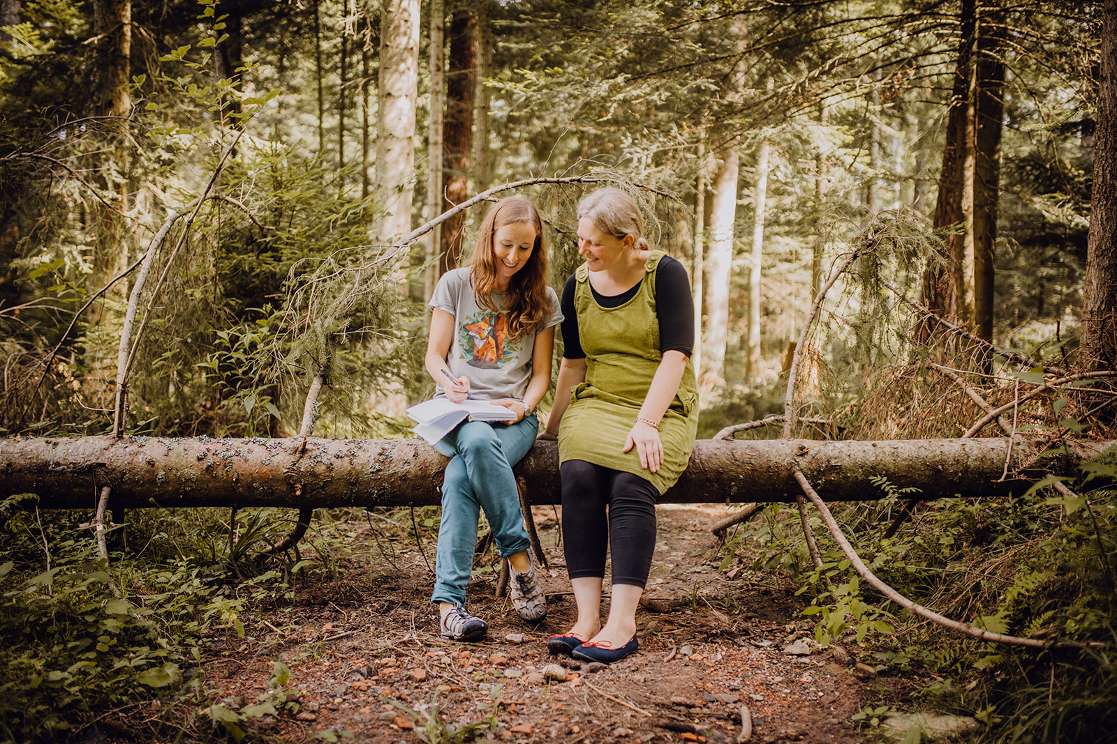 Charlotte (links) und Sarah (rechts) beim Brainstorming in der Natur. © Black Deer Photography