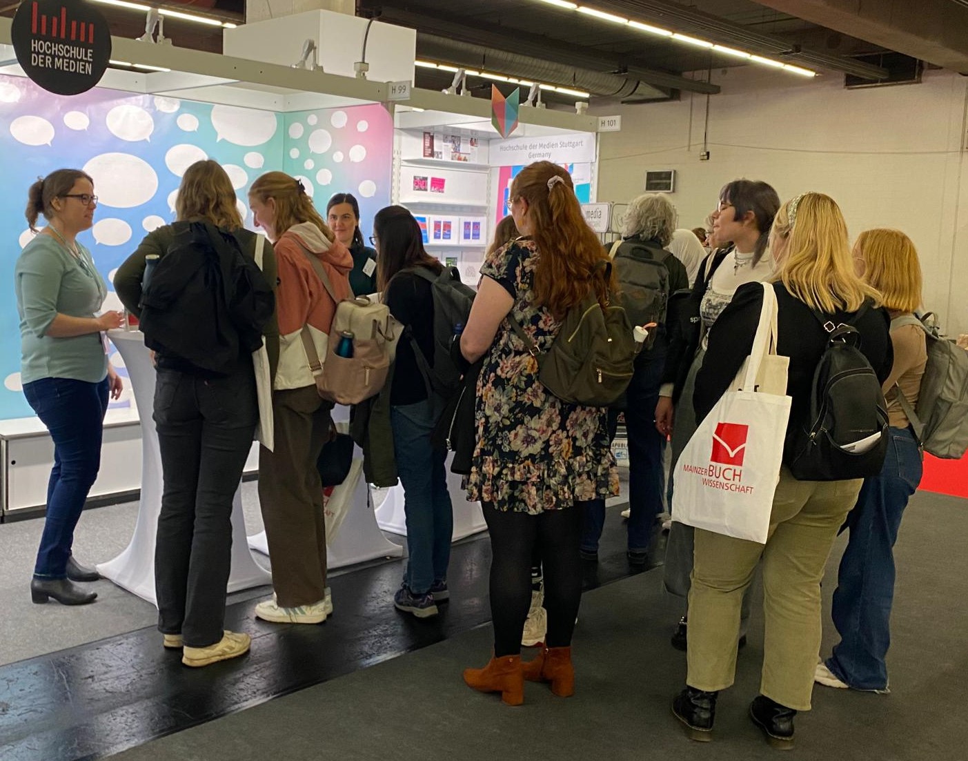 Auch am Stand war der Andrang größer, als die Student:innen erwarteten. An den Publikumstagen von Freitagmittag bis Sonntag standen die Messebesucher:innen sogar Schlange.