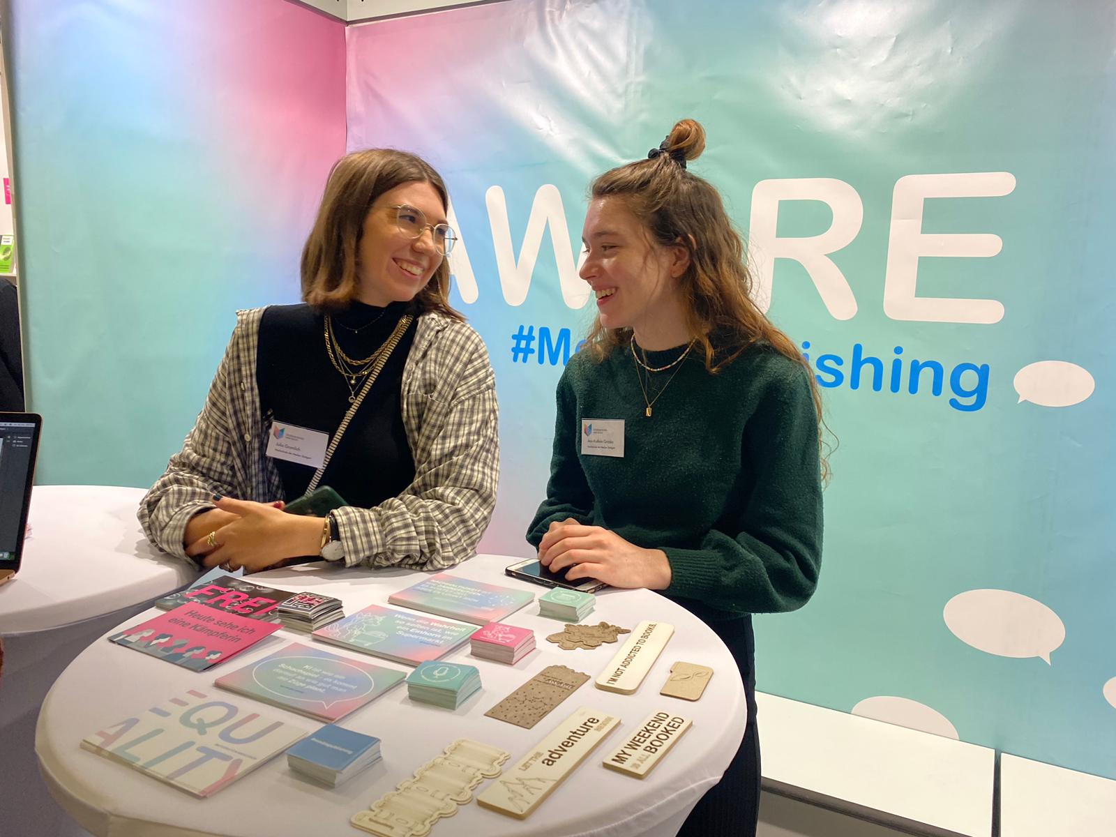 Zwischen Speaker:innen betreuen und Messe erkunden hatten Julia Grämlich (links) und Ann-Kathrin Gritzka (rechts) vom Programmteam beim Standdienst auch ihren Spaß. 