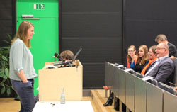 Julia Hoffmann spricht Prof. Hans-Heinrich Ruta den Dank der Studierenden aus (Foto: cf040)
