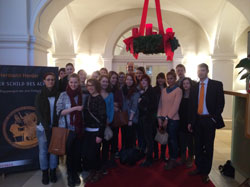 Gruppenfoto mit Verleger Manuel Herder im Foyer  des Verlagshauses