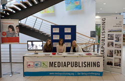Vor dem Start: Die Mediapublishing-Studierenden am Stand des Studiengangs (Foto: aw)