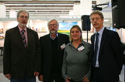 Verleger Klaus-W. Bramann, die beiden Herausgeber Ernst Fischer und Anke Vogel sowie Autor Ulrich Huse auf der Frankfurter Buchmesse (Foto: cf040)