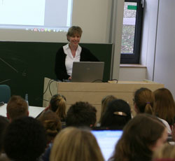 Gesche Wendebourg, Foreign Rights Director der Verlagsgruppe Random House, bringt den Studierenden das Lizenzgeschäft näher (Foto: nisch)