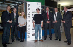 Studiendekan Prof. Ulrich Huse (ganz links) mit den Diskussionsteilnehmern und studentischen Moderatoren (v. l.): Thomas Bez (Umbreit), Laura Spanier und David Laubsch (Mediapublishing-Studenten), Matthias Heinrich (BroCom), Markus Fels (KNV) und Thomas Brinkmann (Libri) (Foto: ds086)