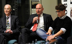 Vom Buchhandel zum Medienhandel: Thomas Bez, Umbreit (links) und Matthias Heinrich, BroCom (Mitte) diskutierten über die Zukunft der Barsortimenter (Foto: ds086)