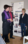 Doris Jochum (Leiterin Personalentwicklung bei Thieme), Prof. Ulrich Huse (Studiendekan Mediapublishing) und Julia Stötzner (Marketing Associate bei Thieme Chemistry und Mediapublishing-Absolventin) (Foto: hk)