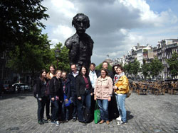 Die Mediapublisher vor der Multatuli-Skulptur in Amsterdam (Foto: Reintje Gianotten)