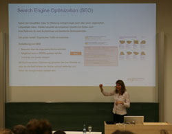 Dr. Ruth Betz erklärte den Anwesenden die Grundlagen der Suchmaschinenoptimierung (Fotos: nlj)