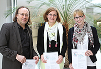 Zoom Bild öffnen Preisträgerinnen beim Best Paper Award - Christiana Rost und Julia Seguine mit Prof. Stang