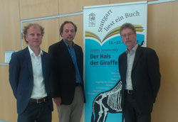 Die HdM-Professoren Stefan Schmid, Dr. Rolf Jäger und Ulrich Huse (v. l.) führten durch die Veranstaltung für Freunde schöner Bücher (Foto: nlj)