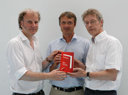 Prof. Schmid, Prof. Dr. Schlüter und Prof. Huse (v. l.) mit der neuen Ausgabe von Reclams Sachlexikon des Buches (Foto: nlj)