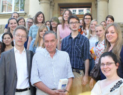 Die Projektgruppe mit Herausgeber Dr. Wulf Bertram und Prof. Ulrich Huse vor dem Verlagsgebäude