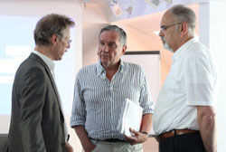 Marketingleiter Albrecht Luscher, Dr. Wulf Betram und Prof. Ulrich Huse (v. r.) im Gespräch (Fotos: Schattauer Verlag)