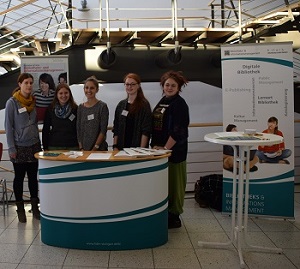 Zoom Bild öffnen BI-Studierende am Stand