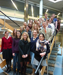 Personalerin Kathrin Bilger und die Mediapublishing-Gruppe im Ravensburger Verlagshaus (Foto: Heike Herd-Reppner/Ravensburger)