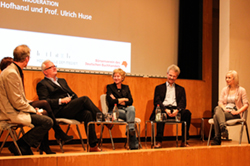 Die Podiumsrunde im Haus der Wirtschaft: (v.r.) Moderatorin Lena Hofhansl, Klaus Wanninger, Gabi Schmidt, Rainer Bartle, Birgitta Barlet (verdeckt), Prof. Ulrich Huse