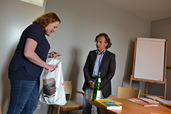 Laura Cüppers überreicht Dr. Peter Felixberger das Gastgeschenk (Foto: fm059)
