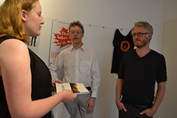 Verleger Daniel Beskos, Prof. Ulrich Huse und MP-Studentin Laura Cüppers im mairisch-Ladenbüro (Foto: fm059)