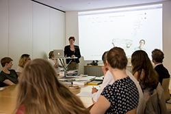 Verlagsleiterin Dr. Nadja Kneissler stellt sich und den Verlag vor (Foto: vs061)